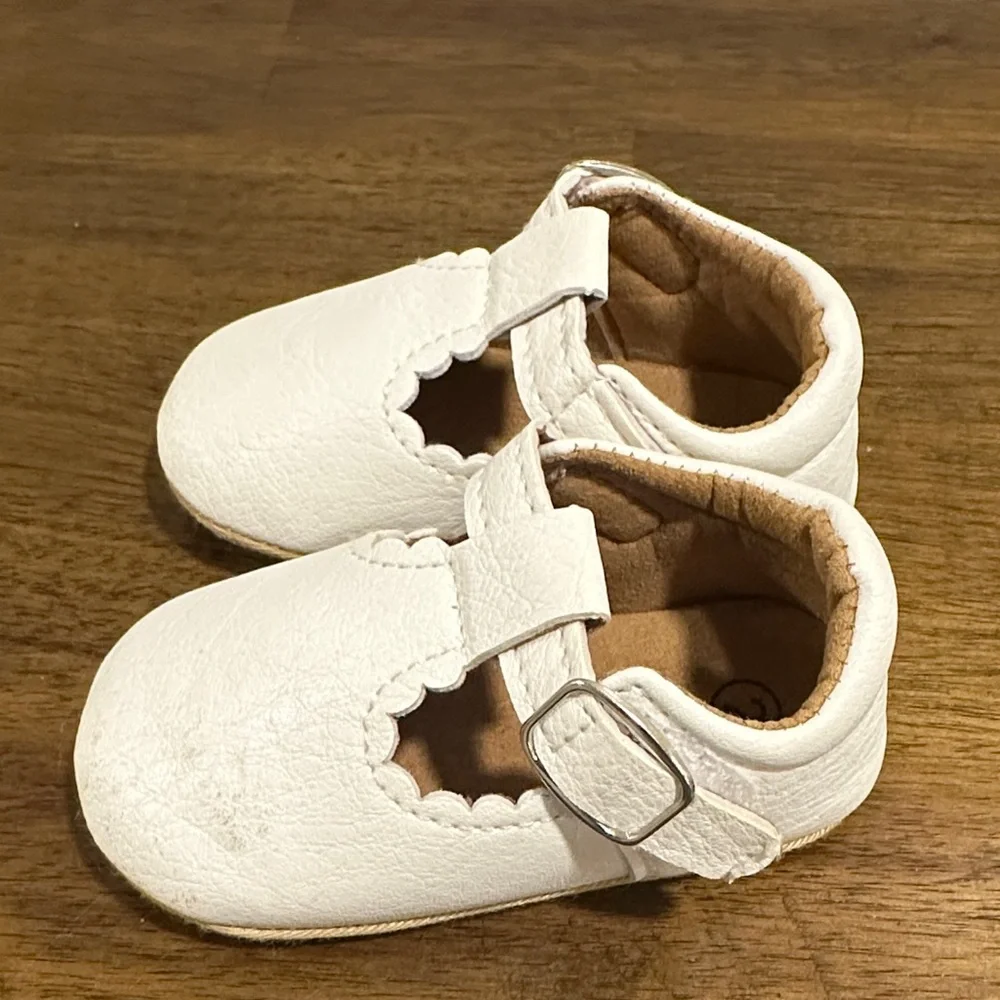 White Scalloped Mary Jane Shoes size 2